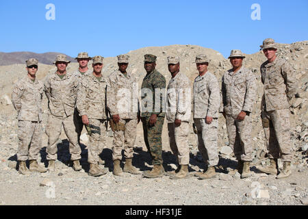 Sgt. Il Mag. Ronald L. verde, centro, sergente maggiore dei Marine Corps, pone con Col. Matteo G. St. Clair, la quarta da sinistra, comandante, il combattimento a terra integrati elemento Task Force; Sgt. Il Mag. Robin C. Fortner, Quinta da sinistra, sergente maggiore, GCEITF; e altri GCEITF leadership durante la sua visita alla gamma 500, Marine Corps Air Ground Centro di combattimento ventinove Palms, California, 7 marzo 2015. Da ottobre 2014 a luglio 2015, il GCEITF sarà condotta individuale e collettivo di competenze di livello di formazione in designato il combattimento a terra i bracci di specialità professionali al fine di facilitare lo standard Foto Stock