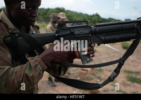 Un soldato dal 2 ° società, esercito Beninese incendi un M-203 lanciagranate sul range 1 in Bembereke, Benin, 13 giugno 2009, durante l'esercizio in comune accordo. L'esercizio è programmata un combinato di U.S.-Benin esercitazione militare che include aiuti umanitari e gli affari civili progetti. (U.S. Marine Corps foto di Master Sgt. Michael D. Retana/RILASCIATO) 2 ° società, Beninese soldato dell'esercito sulla gamma al BembC3A8rC3A8kC3A8 2009-06-13 Foto Stock