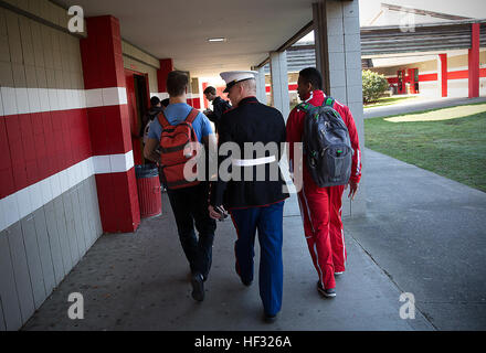 Sgt. Jeff Otterson (centro), un selezionatore Marine in Marysville, Washington, parla con gli atleti dello studente Austin Joyner (destra) e ha attirato Hatch dopo una cerimonia a Marysville-Pilchuck High School Il 9 marzo 2015, in cui Joyner è stato riconosciuto per la sua partecipazione in Semper Fidelis ciotola All-American. Joyner, una altamente touted cornerback da Marysville, è stato uno dei tre nello stato di Washington football giocatori selezionati per giocare nel gennaio 4 gioco in Carson, California. A seguito del suo diploma di scuola superiore, Joyner parteciperà alla Università di Washington su una borsa di studio di atletica. (U.S. Marine Corps Foto Stock