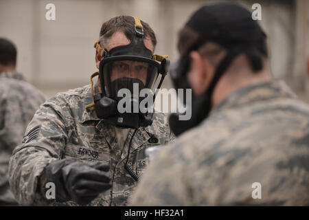 Il personale Sgt. Jeffrey Fancher Hands off un campione di una sostanza non precisata nel corso di uno scenario di addestramento a livello globale e Dragon deployment per la formazione presso i centri di custode della Georgia, Perry, Ga., 10 marzo 2015. Il test fornisce un corso di aggiornamento per gli avieri, permettendo loro di mettere le loro competenze per utilizzare per identificare live chimico, biologico, radiologico e nucleare e gli agenti e i materiali. Aria Guardia nazionale di gestione delle emergenze tecnici provenienti da più di 20 singole unità hanno partecipato al Global Dragon. Fancher è assegnato alla ricognizione 147th ala, ad Ellington Campo, Houston, Texas. A Foto Stock