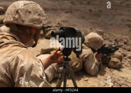 Una scout sniper con armi Company, Battaglione Team di atterraggio 3° Battaglione, 6° Reggimento Marini, 24 Marine Expeditionary Unit, macchie effetti sul bersaglio durante un'esercitazione a fuoco in Gibuti, 10 marzo 2015. Un contingente di meu era a terra in Gibuti conducendo il supporto formazione al fine di mantenere le competenze. Il ventiquattresimo MEU è imbarcata sulle navi di Iwo Jima anfibio gruppo pronto e distribuito per mantenere la sicurezza regionale negli Stati Uniti Quinta Flotta area di operazioni. (U.S. Marine Corps photo by Lance Cpl. Austin A. Lewis/RILASCIATO) LE Det, Scout Sniper treno in Gibuti 150310-M-QZ288-005 Foto Stock