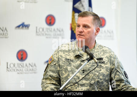 Il Mag. Gen. Glenn Curtis, Louisiana National Guard aiutante generale, parla ai media di un incidente che coinvolga un LANG UH-60 Black Hawk elicottero che si è verificato durante una missione di addestramento in Florida la scorsa notte. La conferenza stampa si è tenuto presso l'arsenale del primo elicottero d'assalto battaglione, 244Reggimento di aviazione in Hammond, La., 11 marzo 2015. (Guardia Nazionale foto di Master Sgt. Toby Valadie, Louisiana National Guard Public Affairs Office) La. Guardia Nazionale audio, citazioni da conferenza stampa 150311-Z-VU198-001 Foto Stock