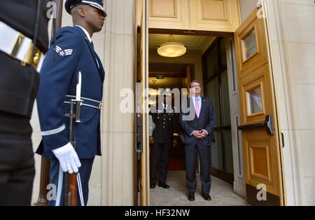 Il Segretario della Difesa Ash Carter attende l'arrivo del Regno Unito del Segretario di Stato per la difesa Michael Fallon durante un onore cordon accogliendo lui per una riunione al Pentagono, 11 marzo 2015. (DoD foto di Glenn Fawcett / rilasciato) il Ministro britannico della difesa visita 150311-D-NI589-017 Foto Stock