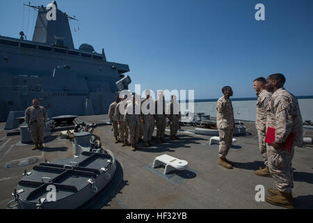 Cpl. Marchese Jones, un specialista di imbarco con il combattimento il battaglione della logistica 24, 24 Marine Expeditionary Unit, prende il giuramento di arruolamento durante il suo re-arruolamento cerimonia a bordo della USS New York (LPD 21), Golfo Arabico, 12 marzo 2015. Il ventiquattresimo MEU è imbarcata sulle navi di Iwo Jima gruppo anfibio e distribuite per mantenere la sicurezza regionale negli Stati Uniti Quinta Flotta area di operazioni. (U.S. Marine Corps foto di Cpl. Todd F. Michalek/RILASCIATO) Re-Enlistment a bordo della USS New York 150312-M-YH418-004 Foto Stock