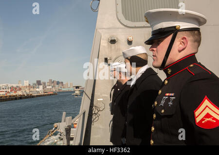 Stati Uniti Marines e marinai a bordo della USS Arlington (LPD-24) trasporto anfibio dock uomo nave le rotaie mentre si effettua dal porto di Boston, 13 marzo 2015. La USS Arlington percorsa da Norfolk, Virginia a South Boston per effettuare visite da marzo 13-17. Marines e marinai viaggiato a South Boston a marzo in guerra Alleate dei veterani del Consiglio per il giorno di San Patrizio parade e di partecipare alla comunità relazione eventi. (U.S. Marine Corps foto di Cpl. Desiderio M. Mora/ Rilasciato) U.S. Marines a bordo della USS Arlington (LPD-24) arrivano a Boston, Massachusetts per la parata 150313-M-TG562-122 Foto Stock