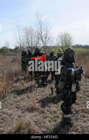 Membri della Air National Guard per la scansione degli elementi radioattivi durante il Global Dragon deployment per la formazione presso il centro di custode, Perry, Ga., Marzo 15, 2015. La gestione delle emergenze mission è quella di rispondere in modo sicuro attraverso la formazione inserendo gli ambienti pericolosi per il rilevamento, il monitoraggio e il campione per CBRN e altri materiali pericolosi. (U.S. Air National Guard foto di Senior Airman Cody Martin/RILASCIATO) Global Dragon deployment per la formazione 150315-Z-LC614-051 Foto Stock