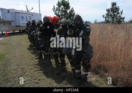 Membri della Air National Guard per la scansione degli elementi radioattivi durante il Global Dragon deployment per la formazione presso il centro di custode, Perry, Ga., Marzo 15, 2015. La gestione delle emergenze mission è quella di rispondere in modo sicuro attraverso la formazione inserendo gli ambienti pericolosi per il rilevamento, il monitoraggio e il campione per CBRN e altri materiali pericolosi. (U.S. Air National Guard foto di Senior Airman Cody Martin/RILASCIATO) Global Dragon deployment per la formazione 150315-Z-LC614-054 Foto Stock