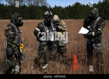 Membri della Air National Guard per la scansione degli elementi radioattivi durante il Global Dragon deployment per la formazione presso il centro di custode, Perry, Ga., Marzo 15, 2015. La gestione delle emergenze mission è quella di rispondere in modo sicuro attraverso la formazione inserendo gli ambienti pericolosi per il rilevamento, il monitoraggio e il campione per CBRN e altri materiali pericolosi. (U.S. Air National Guard foto di Senior Airman Cody Martin/RILASCIATO) Global Dragon deployment per la formazione 150315-Z-LC614-064 Foto Stock