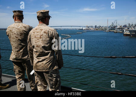 Stati Uniti Marines con il quindicesimo Marine Expeditionary Unit guarda come la USS ancoraggio LPD (23) tira fuori del porto a bordo della base navale di San Diego il 16 marzo 2015. Xv MEU e squadrone anfibio 3 partecipano in composito unità di addestramento Esercizio (COMPTUEX) come parte del loro pre-formazione di implementazione. (U.S. Marine Corps foto di Cpl. Anna Albrecht/RILASCIATO) XV MEU si spegne al mare per COMPTUEX 150316-M-SV584-006 Foto Stock