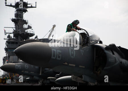 Stati Uniti Marine Corps Lance Cpl. Chase Joyner e Cpl. Matthew Mcgrath, airframers, Marine Attack Squadron (VMA) 231(-), 31 Marine Expeditionary Unit (MEU), eseguire interventi di manutenzione su un AV-8B Harrier appartenenti a VMA-231(-) sul ponte di volo della USS Bonhomme Richard (LHD 6) durante l'esercizio di certificazione (CERTEX), al mare, 16 marzo 2015. CERTEX è la valutazione finale del trentunesimo MEU/Bonhomme Richard anfibio gruppo pronto per loro regolarmente pianificate pattuglia di primavera della regione Asia-Pacifico. (U.S. Marine Corps photo by Lance Cpl. Richard Currier/RILASCIATO) Harrier manutenzione sul ponte di volo di Foto Stock