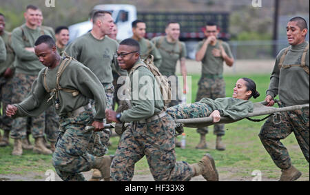 I Marines della Ammo Company, 1st Supply Battalion, gareggiano in una gara a staffetta durante un incontro sul campo di battaglione a Camp Pendleton, California, promuovendo il lavoro di squadra, la forma fisica e la coesione dell'unità. Foto Stock
