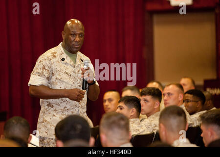 Sergente maggiore dei Marine Corps Ronald L. verde parla con Marines all'interno del teatro di base al Marine Corps base Hawaii, Kaneohe Bay, Marzo 18, 2015. Green ha incontrato e ha avuto discussioni aperte con Marines durante il suo pacifico occidentale visita. (U.S. Marine Corps foto di Sgt. Gabriela Garcia/RILASCIATO) CMC e SMMC visitare Hawaii 150318-M-SA716-070 Foto Stock