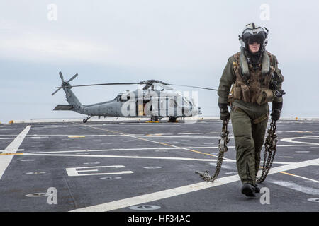 I marinai a bordo della USS Arlington conducono operazioni di volo dell'SH-60 Seahawk nell'Oceano Atlantico e partecipano a tour di relazioni tra la comunità di Norfolk e Boston. Foto Stock