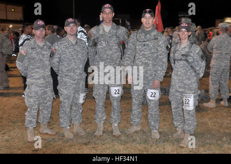 Un gruppo del Sud Dakota nazionale soldati di guardia raccogliere prima di iniziare la XXVI edizione Bataan Memorial morte Marzo a White Sands Missile Range, N.M., Marzo 22, 2015. Otto membri dell'SDARNG hanno marciato in 26.2-mile evento che onora le decine di migliaia di soldati, marinai e marines, sia Americani e Filippini, che furono presi prigionieri Aprile 9, 1942, dalle forze giapponesi nella II Guerra Mondiale e di forza hanno marciato per POW camps risultante in una stima di 7.000 fino a 10.000 morti. Nella foto da sinistra a destra sono: Staff Sgt. Contrassegnare Poncelet, 211th Engineer Company, Sgt. Ryan Dannon, 211th Engineer Com Foto Stock