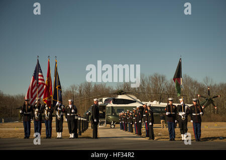 Un comune di Guardia d'onore sorge presso l'attenzione come un elicottero arriva a Camp David, MD., trasportando il Segretario della Difesa Ash Carter, Afghan Chief Executive Abdullah Abdullah, il Segretario di Stato John Kerry, Segretario del Tesoro Giacobbe L. Lew, e il Presidente afghano Ashraf Ghani (nessuno nella foto) a Camp David per discutere di questioni di reciproco interesse Marzo 23, 2015. (Foto di Master Sgt, Adrian Cadice)(rilasciato) SD incontra il Presidente afghano Ashraf Ghani 150323-D-DT527-036 Foto Stock