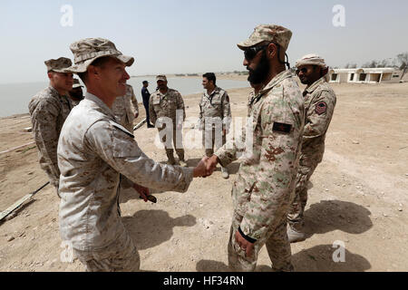 Il personale Sgt. Jimmy Arbuthnot, un'eliminazione degli ordigni esplosivi tecnico con la lotta contro il battaglione della logistica 24, 24 Marine Expeditionary Unit, scuote le mani con un kuwaitiana EOD tecnico durante l'esercizio Eagle risolvere 2015 in Failaka Island, Kuwait, 23 marzo 2015. Eagle risolvere è la premiere Penisola Arabica/regione del Golfo esercizio fra gli Stati Uniti, il Consiglio di cooperazione del Golfo nazioni e i partner internazionali. Esso serve per affrontare le sfide regionali associato/asimmetrica la guerra non convenzionale in un multi-nazionale per l'ambiente. (U.S. Marine Corps foto di Sgt. Devin Nichols) Marines americani, G Foto Stock