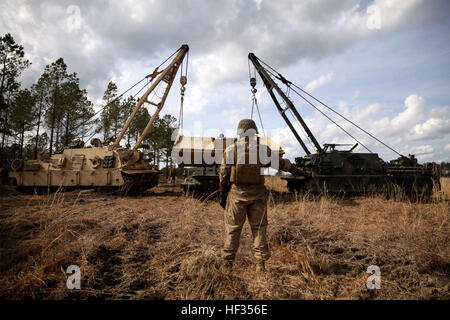 Un Marine con Serbatoio 2° Battaglione, 2° Divisione Marine guide due M88A2 Attrezzature Pesanti Recovery Utility di combattimento di sollevamento sistemi di estrazione (Hercules) come essi sollevare un M60A1 veicolo blindato lanciato a ponte (AVLB) su una superficie piana per il trasporto durante un Marine Corps Combat Readiness Evaluation a Fort Pickett, Virginia, Marzo 25-28, 2015. Marines con il battaglione sono stati valutati in diversi scenari durante il MCCRE, che comprendeva tactical road marche, serbatoi ad avanzare attraverso un campo mentre impegnano le minacce potenziali e le riprese di una gamma di prodotti studiata per il plotone gunnery qualifica. (U.S. Mari Foto Stock