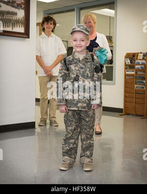 Enlistee onorario Rowan Windham in posa per una foto nel suo recente rilasciato ARMY COMBAT UNIFORM. Windham honorarily fu arruolato nell'esercito del Texas la guardia nazionale a una cerimonia di premiazione che si terrà a Camp Mabry di Austin in Texas, 27 marzo 2015. Windham sta combattendo una malattia rara, Shwachmann-Diamond sindrome, che interessa il pancreas, gastro-intestinale, il sistema immunitario, sangue e midollo osseo. Durante uno dei suoi soggiorni presso l'Ospedale per bambini in San Antonio, Windham incontrato Sgt. David Hixson, un medic con il Texas Esercito nazionale di protezione. Lì, Windham condiviso il suo sogno di sempre desiderosi di essere un soldato e presto Foto Stock