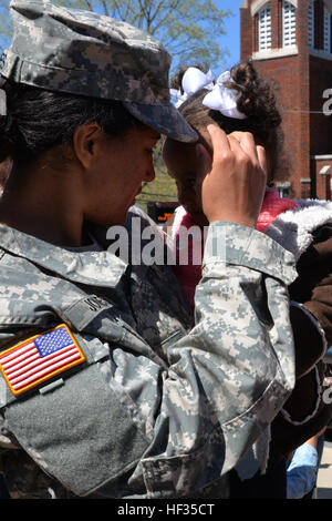 La Comunità si rivela per i soldati del North Carolina National Guard alfa della batteria, 1° Battaglione, 113Artiglieria di campo durante la loro mobilitazione cerimonia tenutasi presso il James W. Warren cittadini centro in Lincolnton, N.C., Marzo 28. I soldati stanno distribuendo in Bahrein a sostegno degli Stati Uniti Navy comando centrale della missione in corso nella regione. "Non ho mai visto un qualsiasi luogo come Lincolnton, l'uscente rispetto e sostegno", ha detto il cap. Bradley J. Murray, comandante della batteria. NC soldati di guardia' cerimonia di distribuzione in Lincolnton 150328-Z-OU450-151 Foto Stock