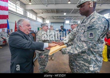 Stato Sen. Jim Beach, sinistra, 6° distretto, e Briga. Gen. Michael L. Cunniff, la seconda da sinistra, l'aiutante generale del New Jersey, presente il New Jersey membro e gli Stati Uniti bandiere per 1 Sgt. Ammon Moore, destra e il cap. Matthew R. Neamand, commander, 328Polizia Militare Company, New Jersey Esercito Nazionale Guardia, durante il saluto alla cerimonia di truppe presso il National Guard Armory in Cherry Hill, N.J., 29 marzo 2015. La società, che saranno distribuite a Guantánamo Bay a Cuba, a sostegno dell'Operazione Enduring Freedom, sono stati onorati dalla famiglia, amici, il New Jersey Guardia Nazionale una leadership Foto Stock