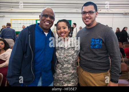 Pvt. Aspen Brown, centro in posa per una foto con il suo padre, Pensionati Personale Sgt. Michael Brown, sinistro e la sua fidanzata, Jose Ruiz dopo il saluto alla cerimonia di truppe per la 328Polizia Militare Company, New Jersey Esercito Nazionale Guardia, presso il National Guard Armory in Cherry Hill, N.J., 29 marzo 2015. La società potrà distribuire a Guantánamo Bay a Cuba, a sostegno dell'Operazione Enduring Freedom. (U.S. Air National Guard foto di Master Sgt. Riferimento C. Olsen/RILASCIATO) 328MPs onorato a cerimonia 150329-Z-AL A508-027 Foto Stock
