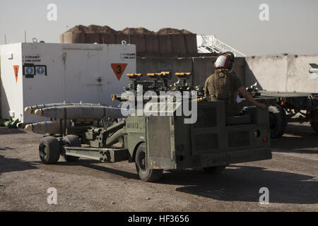 Lancia Cpl. Giacobbe Geier, un ordnanceman aviazione con Marine Fighter Squadron di attacco 122, trasporta il BLU-111 A/B scopo generale 500-pound bombe con un aereo di armi ha lanciato un caricatore/S32K-IE, Kandahar Airfield, Afghanistan, 17 aprile 2011. Aviazione da ordnancemen VMFA-122 il carico e lo scarico di BLU-111 A/B scopo generale 500-pound bombe da F/A-18C Hornet jet da combattimento per garantire la disponibilità di missione a sostegno della NATO Forza internazionale di assistenza alla sicurezza le operazioni in Afghanistan. Lupi Mannari dell'ala, VMFA-122 supporta la coalizione in Afghanistan 110417-M-HP260-002 Foto Stock