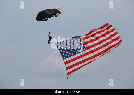 Un membro della Special Operations Command Parachute Team esegue manovre aeree oltre Marine Corps Air Station Beaufort, S.C., 10 aprile 2015. Il team partecipa nel 2015 Marine Corps Air Station Air Show dove i partecipanti locali esperienza cibo locale, aeromobili statica visualizza e le prestazioni da parte del governo degli STATI UNITI La marina di dimostrazione di volo squadrone, Blue Angels, e numerosi altri aerei militari e civili. (U.S. Marine Corps photo by Lance Cpl. Olivia G. Ortiz/RILASCIATO) 2015 MCAS Beaufort Air Show 041015-M-CG676-041 Foto Stock