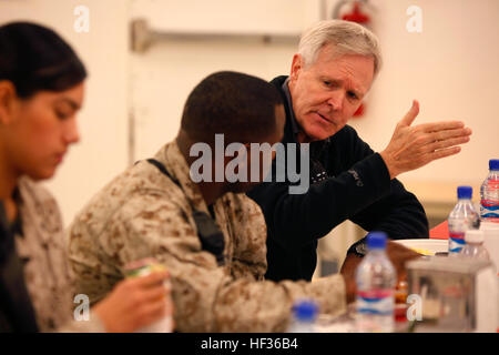 Stati Uniti Il segretario della Marina Raymond Edwin Maybus, destra, colloqui di Marine Corps Sgt. Kendric D. Pipkin, una carriera specialista di ritenzione con Marine mezzo squadrone Tiltrotor 165, a Camp Bastion, provincia di Helmand, Afghanistan, nov. 19, 2013. Maybus visitato 2 aeromobili Marina Wing (Avanti) Marines e marinai per mostrare il suo sostegno per l'avanti le truppe dispiegate. (U.S. Marine Corps foto di Sgt. Gabriela Garcia/RILASCIATO) segretario della Marina Ray Mabus visite 2a MAW (FWD) 131119-M-SA716-017 Foto Stock