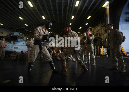 Marines con Battaglione Team di atterraggio 3° Battaglione, 6° Reggimento Marini, 24 Marine Expeditionary Unit, condurre un pieno contatto sessione sparring come parte della cintura verde durante la certificazione Marine Corps Arti Marziali training del programma a bordo dell'assalto anfibio nave USS Iwo Jima (LHD 7), 10 aprile 2015. Il ventiquattresimo MEU è imbarcata su Iwo Jima anfibio gruppo pronto e distribuito per mantenere la sicurezza regionale negli Stati Uniti Quinta Flotta area di operazioni. (U.S. Marine Corps photo by Lance Cpl. Dani A. Zunun/RILASCIATO) Marines americani continuano la lotta in mare 150410-M-WA276-006 Foto Stock