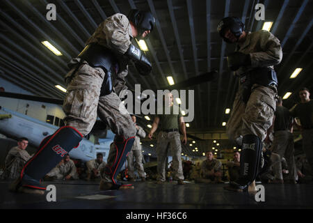 Marines con Battaglione Team di atterraggio 3° Battaglione, 6° Reggimento Marini, 24 Marine Expeditionary Unit, condurre un pieno contatto sessione sparring come parte della cintura verde durante la certificazione Marine Corps Arti Marziali training del programma a bordo dell'assalto anfibio nave USS Iwo Jima (LHD 7), 10 aprile 2015. Il ventiquattresimo MEU è imbarcata su Iwo Jima anfibio gruppo pronto e distribuito per mantenere la sicurezza regionale negli Stati Uniti Quinta Flotta area di operazioni. (U.S. Marine Corps photo by Lance Cpl. Dani A. Zunun/RILASCIATO) Marines americani continuano la lotta in mare 150410-M-WA276-045 Foto Stock