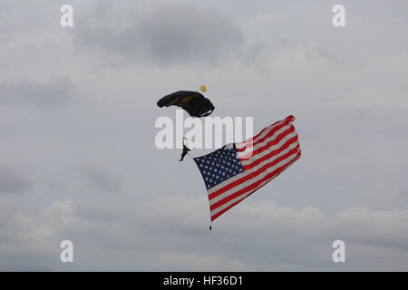 Un membro della Special Operations Command Team paracadute scende dopo l'esecuzione di manovre aeree oltre Marine Corps Air Station Beaufort, S.C., Aprile 11, 2015. Il team partecipa nel 2015 Marine Corps Air Station Air Show dove i partecipanti locali esperienza cibo locale, aeromobili statica visualizza e le prestazioni da parte del governo degli STATI UNITI La marina di dimostrazione di volo squadrone, Blue Angels, e numerosi altri aerei militari e civili. (U.S. Marine Corps photo by Lance Cpl. Olivia G. Ortiz/RILASCIATO) 2015 MCAS Beaufort Air Show 041115-M-CG676-032 Foto Stock