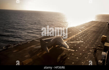 Un AV-8B Harrier con Marine mezzo squadrone Tiltrotor 161 (rinforzato), xv Marine Expeditionary Unit, lancia off il ponte di volo della USS Essex (LHD 2) durante l'esercizio di certificazione (CERTEX) al largo della costa di San Diego il 13 aprile 2015. Il MEU's Harriers eseguito un long-range sciopero da al largo di San Diego per gamme di formazione vicino Hill Air Force Base, Utah. CERTEX è il test finale per il MEU prima di distribuire lungo con i marinai dell'Essex anfibio gruppo pronto in primavera. (U.S. Marine Corps foto di Cpl. Elize McKelvey/RILASCIATO) zona di pericolo! Harriers decollare per colpire tr Foto Stock