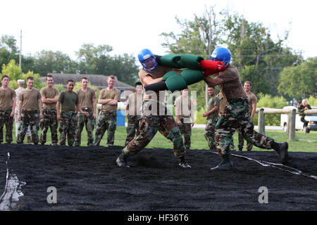 090727-M-7752D-007 CAMP LEJUNE, N.C. (27 luglio 2009) DEGLI STATI UNITI Accademia navale aspiranti guardiamarina condotta pugil stick formazione a Marine Corps base Camp Lejeune, NC. Gli studenti iniziano il loro secondo anno presso l'Accademia Navale di partecipare in orientamento professionale formazione per aspiranti guardiamarina di Camp Lejeune al fine di proseguire il loro sviluppo professionale e prepararli per il servizio navale. (U.S. Marine Corps photo by Lance Cpl. Aaron D. Dubois/RILASCIATO) Navy US 090727-M-7752D-007 U.S. Accademia navale aspiranti guardiamarina condotta pugil stick formazione a Marine Corps base Camp Lejeune, N.C Foto Stock