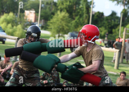 090727-M-7752D-009 CAMP LEJUNE, N.C. (27 luglio 2009) DEGLI STATI UNITI Accademia navale aspiranti guardiamarina condotta pugil stick formazione a Marine Corps base Camp Lejeune, NC. Gli studenti iniziano il loro secondo anno presso l'Accademia Navale di partecipare in orientamento professionale formazione per aspiranti guardiamarina di Camp Lejeune al fine di proseguire il loro sviluppo professionale e prepararli per il servizio navale. (U.S. Marine Corps photo by Lance Cpl. Aaron D. Dubois/RILASCIATO) Navy US 090727-M-7752D-009 U.S. Accademia navale aspiranti guardiamarina condotta pugil stick formazione a Marine Corps base Camp Lejeune, N.C Foto Stock