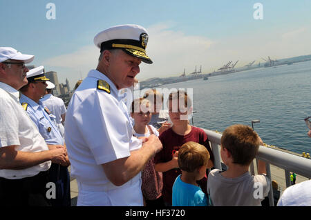 Adm. Gary Roughead, capo di operazioni navali, parla con i bambini sulle navi della marina militare passando da durante il Seattle Seafair sfilata di navi. Roughead è nella regione nordoccidentale per la Seattle Seafair e a partecipare al P-8A Poseidon multi-missione marittima rollout di aeromobili cerimonia. Seattle Seafair sfilata di imbarcazioni DVIDS191318 Foto Stock