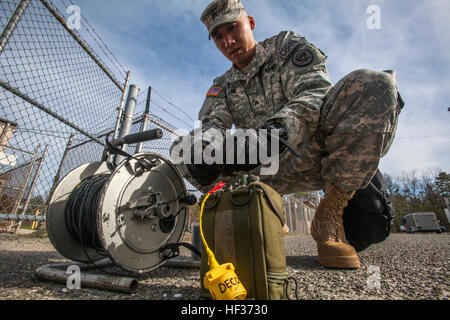 Sgt. Nick Lam, XXI armi di distruzione di massa civile del Team di supporto (WMD CST), New Jersey Guardia nazionale, collega forza di protezione e monitoraggio aria sensori durante una piena scala patria Forza risposta esercizio di unità provenienti dal New Jersey e New York Esercito e Air National Guard a base comuneGuire-Dix Mc-Lakehurst, N.J., 16 aprile 2015. I chimici, biologici, radiologici e nucleari (CBRN) porzione di esercizio è stato eseguito dalla Guardia Nazionale di soldati e aviatori di New Jersey xxi armi di distruzione di massa civile del Team di supporto e di New York del 2° armi di distruzione di massa Ci Foto Stock