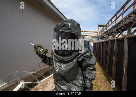 Sgt. Nick Lam, XXI armi di distruzione di massa civile del Team di supporto (WMD CST), New Jersey Guardia nazionale, monitor aria per contaminazione chimica durante una piena scala patria Forza risposta esercizio di unità provenienti dal New Jersey e New York Esercito e Air National Guard a base comuneGuire-Dix Mc-Lakehurst, N.J., 16 aprile 2015. I chimici, biologici, radiologici e nucleari (CBRN) porzione di esercizio è stato eseguito dalla Guardia Nazionale di soldati e aviatori di New Jersey xxi armi di distruzione di massa civile del Team di supporto e di New York del 2° armi di distruzione di massa supporto civile T Foto Stock