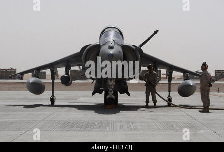 CAMP BASTION, provincia di Helmand, Repubblica Islamica dell'Afghanistan -- Marine squadrone di attacco 214 "pecore nere", Marine Aircraft Group 40, seconda Marine Expeditionary Brigade Afghanistan, Marines pompa carburante in un AV-8B Harrier durante una prova su lo squadrone della capacità di eseguire un rapido rifornimento di massa in avanti le basi operative. (Gazzetta Marine Corps photo by Lance Cpl. Gregorio Aalto) Forza internazionale di assistenza alla sicurezza DVIDS198334 Foto Stock