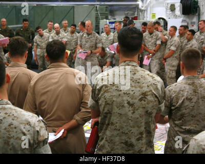 Stati Uniti Marines con il quindicesimo Marine Expeditionary Unit preparare per un assalto anfibio con una prova di concetto praticare durante la certificazione Esercizio (CERTEX) a bordo della USS Essex (LHD 2) al largo della costa di San Diego il 18 aprile 2015. L'assalto anfibio è l'ultimo evento su larga scala di CERTEX. L ASSALTO coinvolge tutte e tre le navi della Essex anfibio gruppo pronto - USS Essex, USS ancoraggio (23 LPD) e USS Rushmore (LSD 47) - e centinaia di Marines per sbarco sulla spiaggia su Camp Pendleton, California (U.S. Marine Corps photo by Staff Sgt. Miguel Carrasco/RILASCIATO) sempre pronto, XV MEU Marines pre Foto Stock