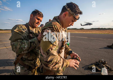 Master Sgt. Jose Almeida, centro, controlli Airman 1. Classe Michael Curley è scopo speciale Inserimento Estrazione del sistema di cavi del sistema prima di eseguire un esercizio di estrazione a base comuneGuire-Dix Mc-Lakehurst, N.J., 21 aprile 2015. Entrambi gli avieri sono con il 227th aria supportano operazioni squadrone, New Jersey Air National Guard. Il 227th sono stati riesaminati su Fast-Rope inserimento sistema di estrazione FRIES formazione dai soldati lungo intervallo di sorveglianza C Company, 1-158th cavalleria, Maryland Esercito nazionale di protezione. Questa era la prima volta che l'1-150th elicottero d'assalto battaglione, New Jersey Esercito Nazionale G Foto Stock