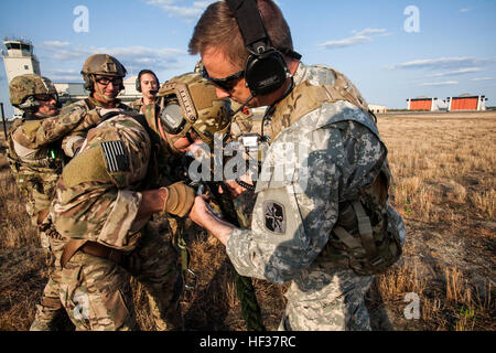Fast-Rope inserimento sistema di estrazione (patatine fritte) Master Sgt. 1. Classe Nicholas Pitz, lungo raggio di sorveglianza società C, 1-158th cavalleria, Maryland Esercito Nazionale Guardia, sgancia un gruppo di aviatori con il 227th aria supportano operazioni squadrone, New Jersey Air National Guard, da un Fast-Rope inserimento sistema di estrazione (patatine) dopo un esercizio di estrazione a base comuneGuire-Dix Mc-Lakehurst, N.J., 21 aprile 2015. Il 227th ASOS sono stati riesaminati sulla formazione di Fries dai soldati di 1-158th cavalleria. Questa era la prima volta che l'1-150th elicottero d'assalto battaglione, New Jersey Esercito Nazionale Guardia, ha Foto Stock