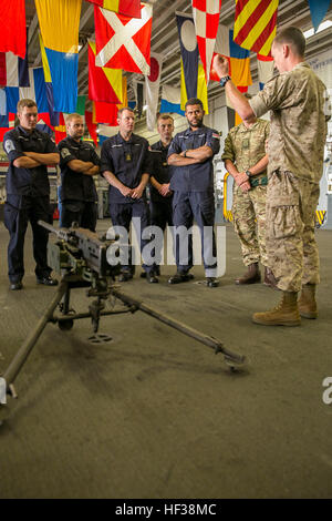 Stati Uniti Marine Corps Lance Cpl. Charlie Wheeler, a destra, un motore di trasporto operatore con il ventiduesimo Marine Expeditionary Unit (MEU), dà una presentazione sulla M2 0,50 Caliber machine gun a British Royal Navy i marinai con la HMS Lancaster durante un tour a bordo di un assalto anfibio nave USS Wasp (LHD 1) mentre fuori in mare il 30 aprile 2015. Marines e U.S. I marinai della marina con il ventiduesimo MEU da Marine Corps base Camp Lejeune, N.C., hanno partecipato alla settimana Navy 2015 in New Orleans Aprile 23-29 e flotta settimana Port Everglades Fla., può 4-10. Lo scopo della settimana della marina militare è stato quello di mostrare la forza e la capabi Foto Stock