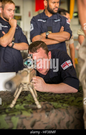 La British Royal Navy Sottufficiali ingegnere Marino Elliott Watson, ingegnere di refrigerazione con l'HMS Lancaster, guarda attraverso il campo di applicazione di un M40A5 fucile da cecchino durante un tour a bordo di un assalto anfibio nave USS Wasp (LHD 1) mentre fuori in mare il 30 aprile 2015. Stati Uniti Marines e U.S. I marinai della marina con il ventiduesimo Marine Expeditionary Unit dalla Marine Corps base Camp Lejeune, N.C., hanno partecipato alla settimana Navy 2015 in New Orleans Aprile 23-29 e flotta settimana Port Everglades Fla., può 4-10. Lo scopo della settimana della marina militare è stato quello di mostrare la forza e la capacità del corpo di Navy-Marine team attraverso visite guidate, Foto Stock