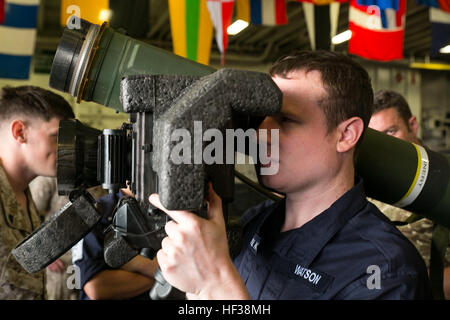 La British Royal Navy Sottufficiali ingegnere Marino Elliott Watson, un ingegnere di refrigerazione con l'HMS Lancaster, guarda attraverso il display di visualizzazione di un giavellotto spalla cotta anti-missile serbatoio durante un tour a bordo di un assalto anfibio nave USS Wasp (LHD 1) mentre fuori in mare il 30 aprile 2015. Stati Uniti Marines e U.S. I marinai della marina con il ventiduesimo Marine Expeditionary Unit dalla Marine Corps base Camp Lejeune, N.C., hanno partecipato alla settimana Navy 2015 in New Orleans Aprile 23-29 e flotta settimana Port Everglades Fla., può 4-10. Lo scopo della settimana della marina militare è stato quello di mostrare la forza e le capacità della Marina- Foto Stock