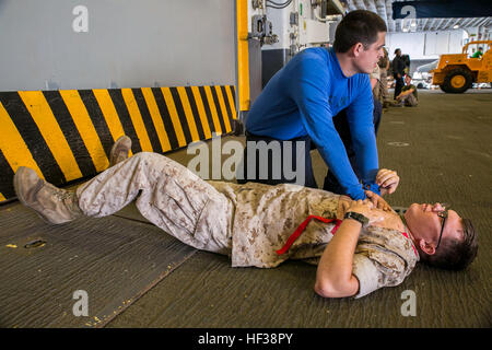 Stati Uniti Navy Petty Officer di terza classe David Aran, un aviation boatson mate gestore con l'assalto anfibio nave USS Wasp (LHD 1), assiste un U.S. Marine con il ventiduesimo Marine Expeditionary Unit (MEU) che agisce come un ferito vittima durante un incidente di Massa prova di evacuazione a bordo LHD 1 mentre fuori in mare il 30 aprile 2015. Marines e marinai con il ventiduesimo MEU da Marine Corps base Camp Lejeune, N.C., hanno partecipato alla settimana Navy 2015 in New Orleans Aprile 23-29 e flotta settimana Port Everglades Fla., può 4-10. Lo scopo della settimana della marina militare è stato quello di mostrare la forza e la capacità del corpo di Navy-Marine team Foto Stock