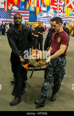 Stati Uniti I marinai della marina con l'assalto anfibio nave USS Wasp (LHD 1), portano una U.S. Marine con il ventiduesimo Marine Expeditionary Unit (MEU) che agisce come un ferito vittima su una barella per un punto di estrazione durante un incidente di Massa prova di evacuazione a bordo LHD 1 mentre fuori in mare il 2 maggio 2015. Marines e marinai con il ventiduesimo MEU da Marine Corps base Camp Lejeune, N.C., hanno partecipato alla settimana Navy 2015 in New Orleans Aprile 23-29 e flotta settimana Port Everglades Fla., può 4-10. Lo scopo della settimana della marina militare è stato quello di mostrare la forza e la capacità del corpo di Navy-Marine team attraverso visite guidate, displa statico Foto Stock