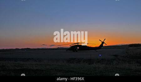 Un elicottero Blackhawk della Guardia Nazionale dell'Oregon HH-60M fornisce supporto medevac durante l'esercitazione Maple Resolve alla Canadian Forces base di Wainwright, Alberta, come parte dell'addestramento su larga scala delle forze Armate canadesi. Foto Stock