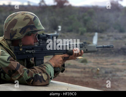 US Marine Corps Caporale Jamison dal 1° Battaglione, 3° Marines, armi Company, incendi a British Royal Marines' SA-80 fucile durante un esercizio a Pohakuloa Area Formazione sulla Big Island delle Hawaii. Soldato americano con L85 DM-SD-02-03075 Foto Stock