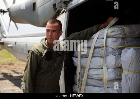 Sgt. Juan Alcaraz fissa le forniture in un UH-1Y Huey prima della partenza presso il l'aeroporto internazionale di Tribhuvan di Kathmandu, Nepal, 5 maggio. Marines con Marine Attacco leggero elicottero Squadron 469 e mezzo marino inclinazione squadrone del rotore 262 portato le forniture in un UH-1Y Huey e MV-22 falchi pescatori a Charikot, Nepal. I materiali di consumo fornirà popolo nepalese con rifugio dopo un 7.8 grandezza terremoto ha colpito il Nepal centrale, 25 aprile, causando decessi, lesioni e danni significativi. Il governo del Nepal ha dichiarato lo stato di emergenza e la richiesta di assistenza internazionale. Il militare degli Stati Uniti, a Foto Stock