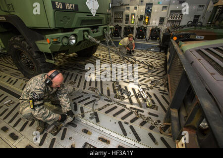 Tech. Sgt. Christopher Weiss, anteriore, trentacinquesimo porta antenna squadrone e Airman 1. Classe Lacy Thompson, 305porta antenna squadrone, tie Humvees giù con la sede centrale e sede società, cinquantesimo della brigata di fanteria combattere la squadra, New Jersey Esercito Nazionale Guardia, su un C-17 Globemaster III dal New York Air National Guard's 105Airlift Wing durante un esercizio di distribuzione in corrispondenza del giunto di baseGuire-Dix Mc-Lakehurst, N.J., 11 maggio 2015. L'esercizio, parte dell'unità di addestramento annuale, è stato quello di testare la capacità di trasporto del cinquantesimo IBCT. Sia il trentacinquesimo porta antenna squadrone e l'antenna 305Po Foto Stock